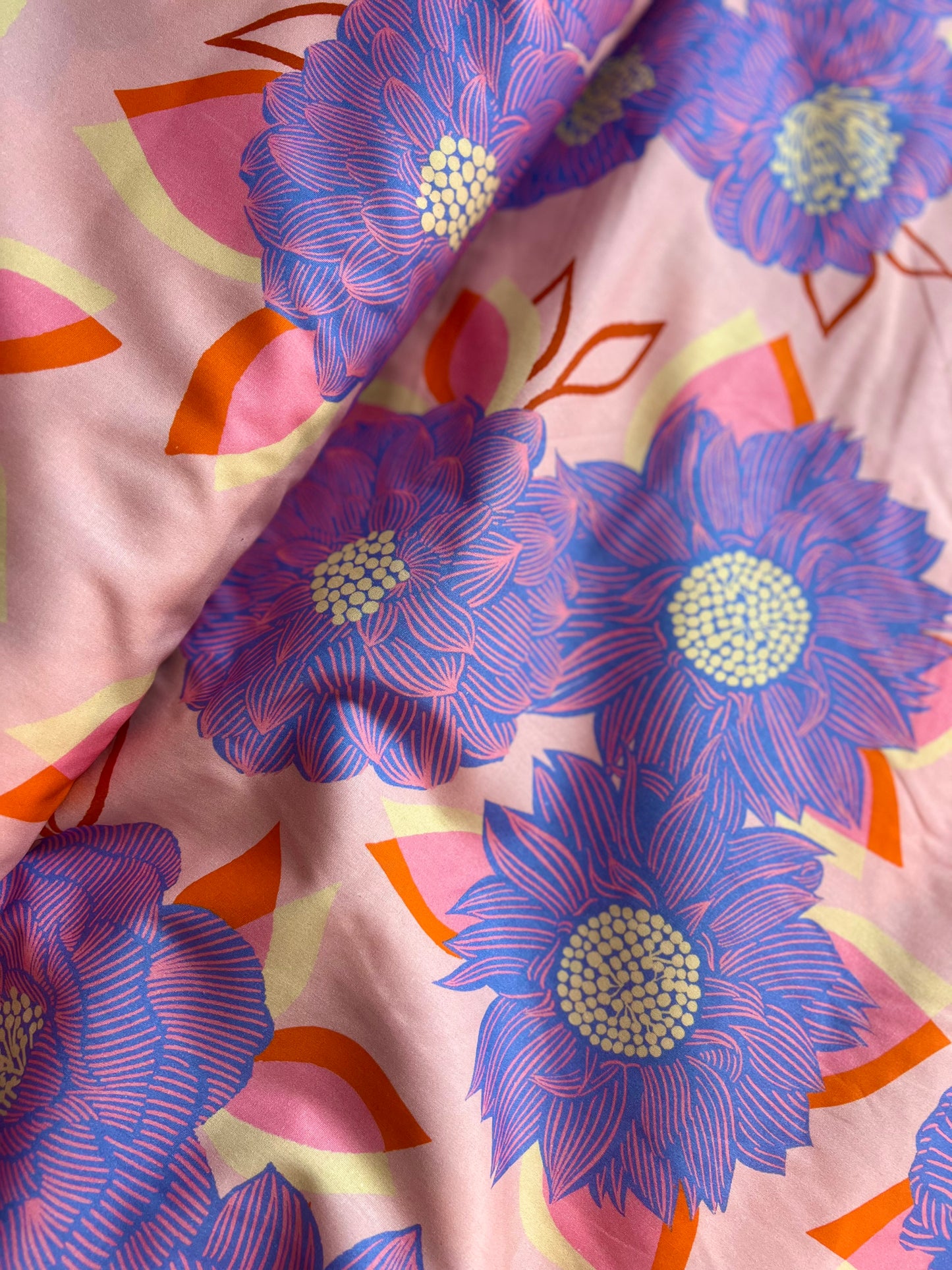 Wideback 108" Favorite Flowers in Pink